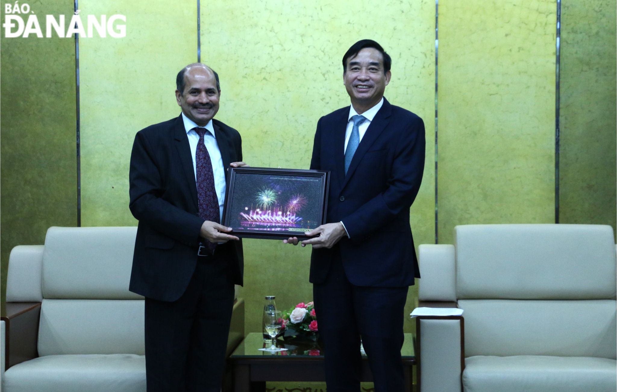 Chủ tịch UBND thành phố Lê Trung Chinh (bên phải) tặng quà lưu niệm cho Đại sứ Đặc mệnh toàn quyền Ấn Độ Việt Nam Sandeep Arya. Ảnh: T.PHƯƠNG