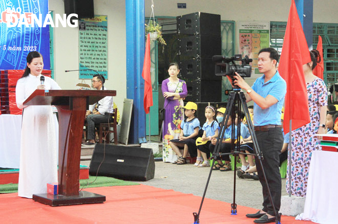 Phóng viên Châu Quang Thắng (bên phải), tổ thông tin quận Liên Chiểu đang tác nghiệp ghi hình tại Lễ bế giảng năm học 2022-2023 tại Trường Tiểu học Ngô Sỹ Liên, quận Liên Chiểu. Ảnh: TRỌNG HÙNG