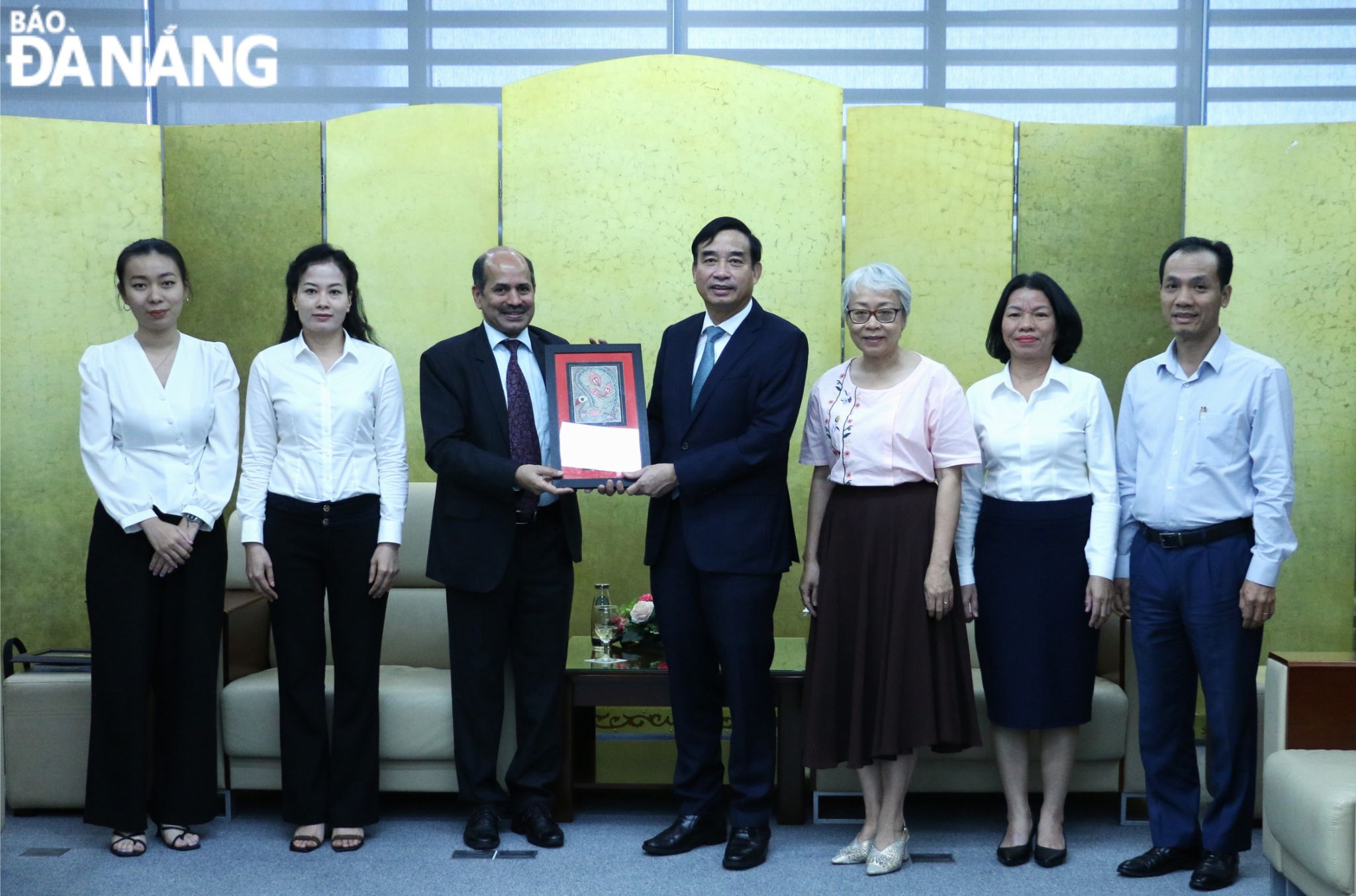 Indian Ambassador Sandeep Arya (3rd, left) giving a souvenir to Da Nang People's Committee Chairman Le Trung Chinh. Photo: T.PHUONG