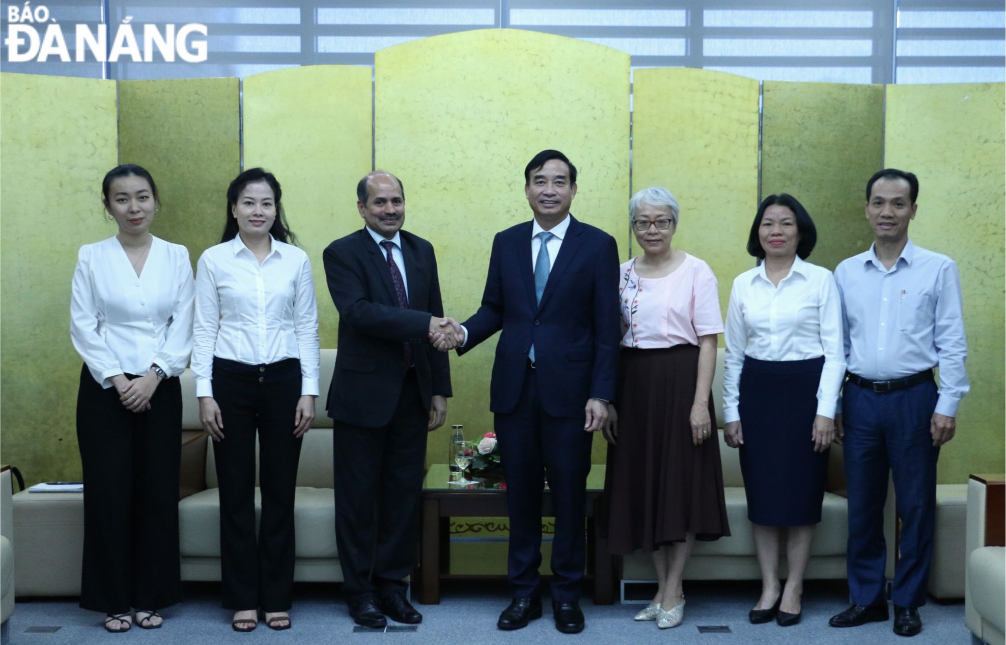 Representatives from Da Nang and India posing for a group photo. Photo: T.PHUONG