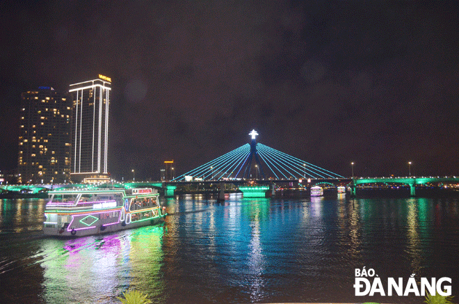 Many visitors to Da Nang love to experience a boat tour on the Han River. Photo: THU HA