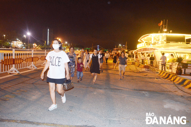 Many visitors to Da Nang love to experience a boat tour on the Han River. Photo: THU HA