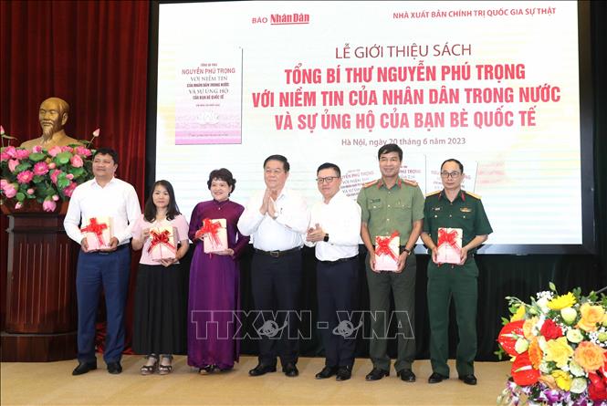 Đồng chí Nguyễn Trọng Nghĩa, Bí thư Trung ương Đảng, Trưởng Ban Tuyên giáo Trung ương tặng sách cho các đơn vị. Ảnh: Phương Hoa/TTXVN