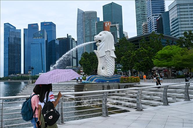 Người dân di chuyển tại Vịnh Marina, Singapore. Ảnh tư liệu: AFP/TTXVN