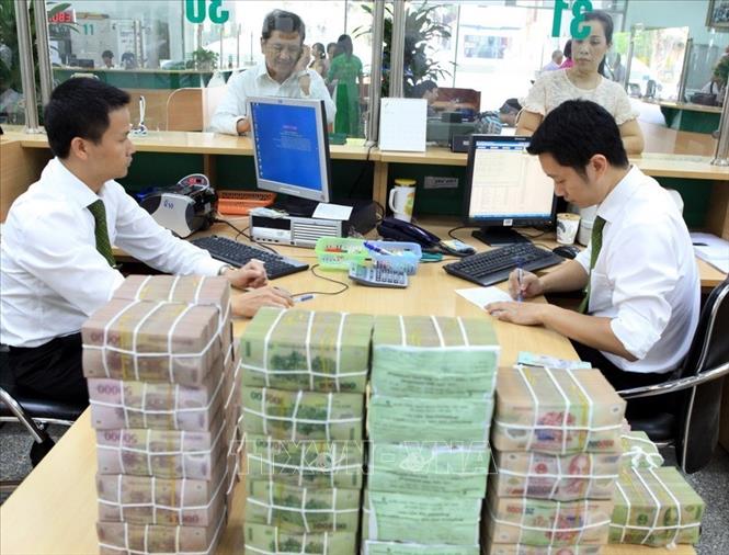 Chuẩn bị tiền mặt cho khách hàng vay vốn tại Vietcombank chi nhánh Hà Nội (2014). Ảnh: Trần Việt/TTXVN