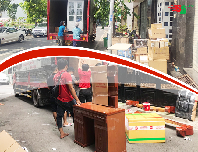Nhân viên của dịch vụ chuyển đồ SG Moving đang dọn đồ cho khách.