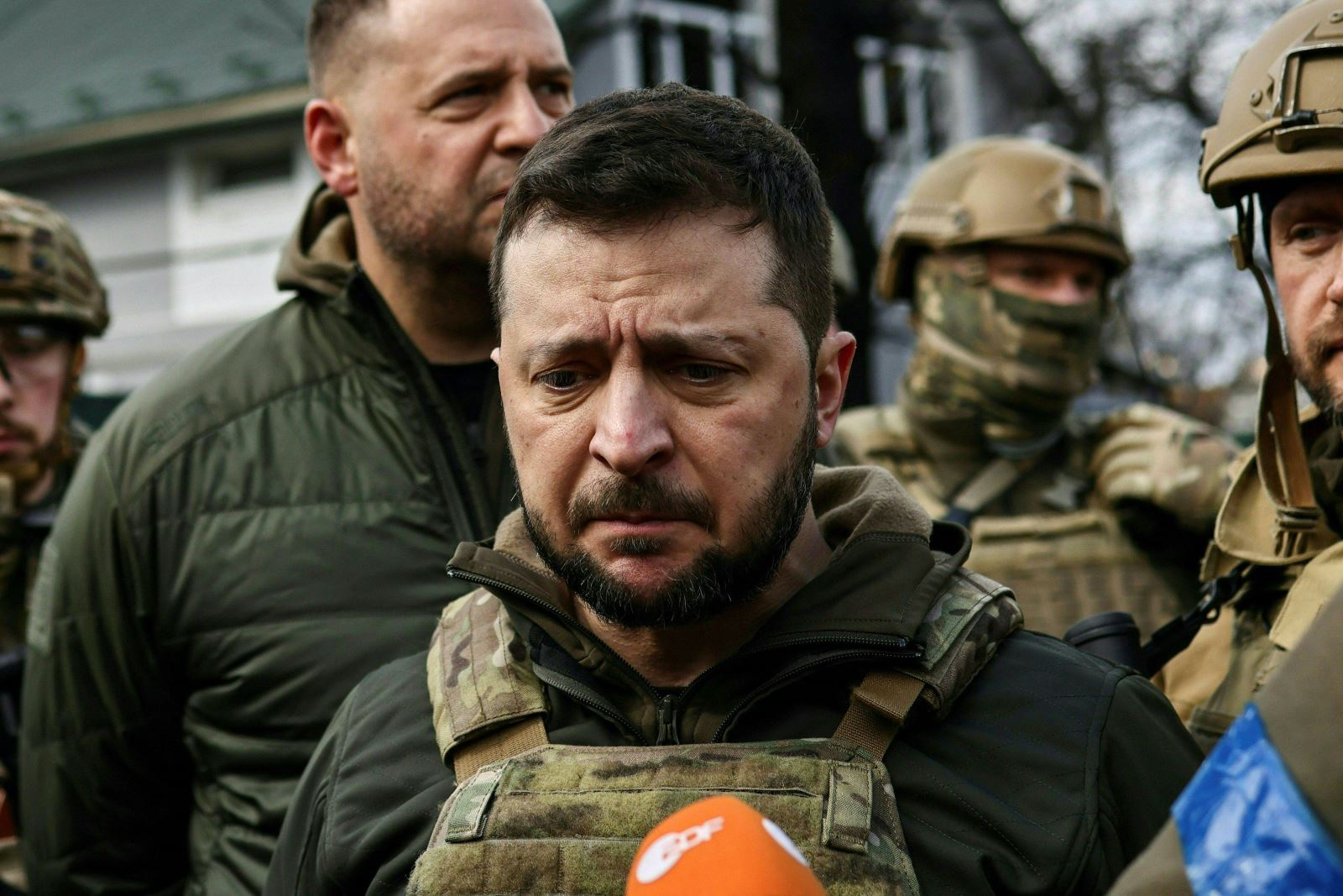 Tổng thống Volodymyr Zelensky tới Bucha, thị trấn ngoại ô Kiev. Ảnh: AFP/Getty Images