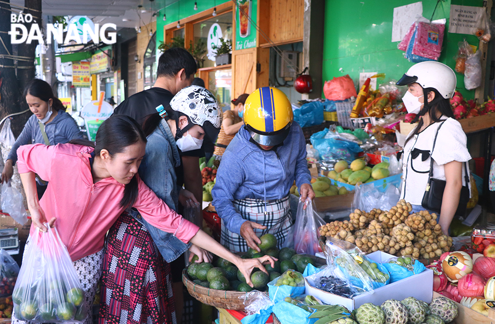 Các mặt hàng hoa quả có giá bình ổn, không tăng so với ngày thường.