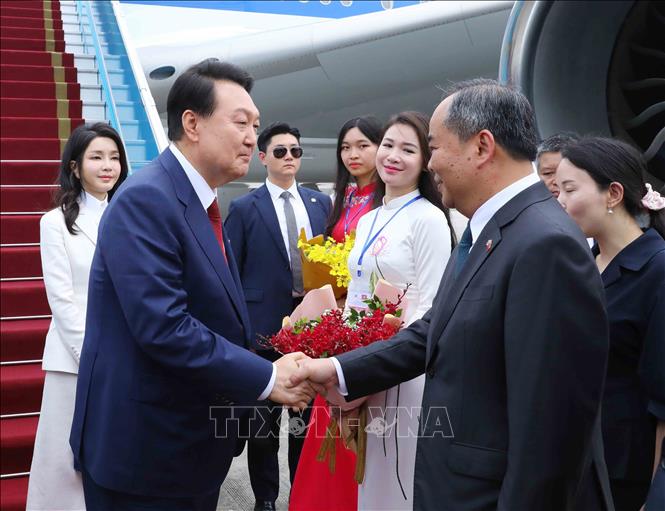 Chủ nhiệm Văn phòng Chủ tịch nước Lê Khánh Hải đón Tổng thống Hàn Quốc Yoon Suk Yeol và Phu nhân tại Sân bay quốc tế Nội Bài. Ảnh: An Đăng/TTXVN