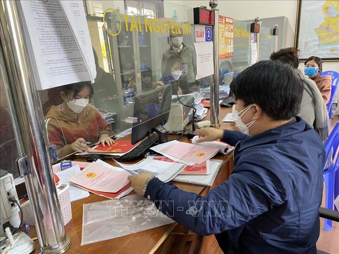 Người dân làm các thủ tục đất đai tại Văn phòng Đăng kí đất đai huyện Yên Lạc, tỉnh Vĩnh Phúc. Ảnh (tư liệu) minh họa: Nguyễn Thảo/TTXVN