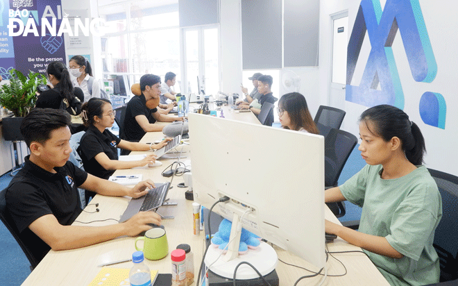 Da Nang-based startups express their expectation to establish the National Innovation Startup Support Centre in the city. IN PHOTO: Employees of the EM&AI JSC are observed working at the Viet Nam Innovation Hub in Da Nang. Photo: M.Q