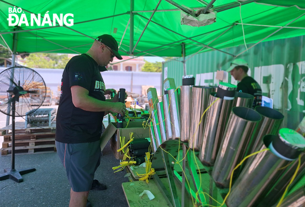 The installation of the fireworks was done very carefully by the fireworks team from Poland