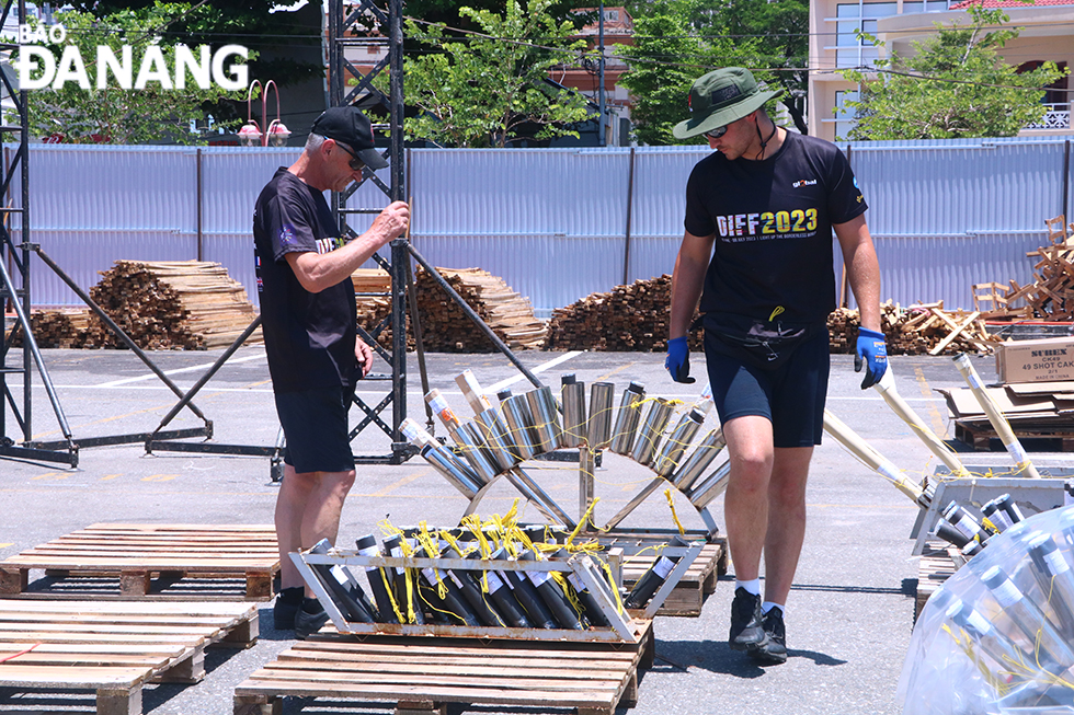 Despite the hot weather, fireworks teams from Poland and the UL hastily completed their preparation for upcoming fireworks shows on Saturday.