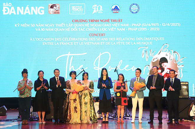  Vice Chairman of the Da Nang People's Committee Ho Ky Minh (3rd from the left) and other delegates present flowers to artistes performing at the concert, June 22. Photo: X.D