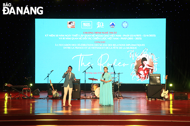 Artistes from the Trung Vuong Theater deliver performances to serve more than 1,100 spectators at the concert, June 22. Photo: X.D