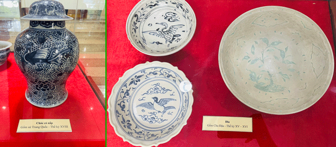 Cổ vật chóe có nắp, gốm sứ Trung Quốc (ảnh trái) có niên đại từ thế kỷ XVII-XIX của nhà sưu tập Phạm Phú Khánh và bộ đĩa gốm Chu Đậu của nhà sưu tập Trương Hoài Tuyên có niên đại từ thế kỷ XVI-XVII. Ảnh: H.V