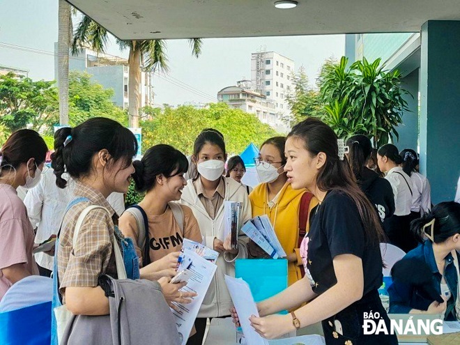 Một phiên giao dịch việc làm tại Trường Đại học Ngoại ngữ - Đại học Đà Nẵng.