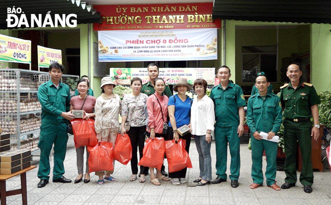 The ‘zero-dong’ market brings great benefits to poor students and the needy. Photo: ANH DUC.