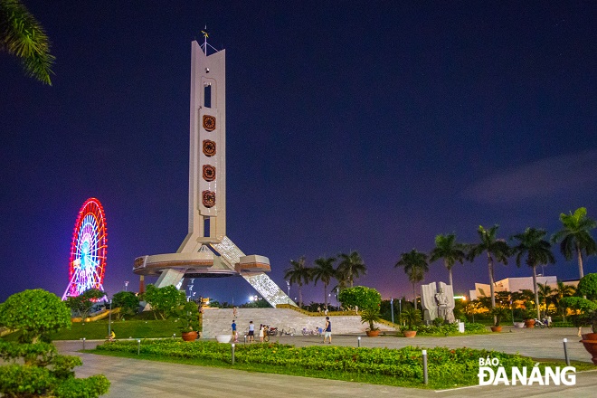 Decorative lights of the Peace Monument located on September 2 Street, Hai Chau District which is dedicated to heroes and martyrs who laid down their lives to protect the independence and freedom of the Fatherland are turned off at 8:00 pm every day.