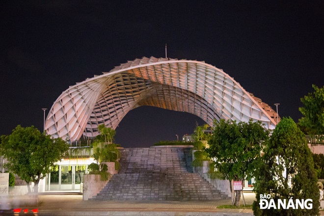 APEC Sculpture Park completely turns off its lighting system after 8:00pm daily.