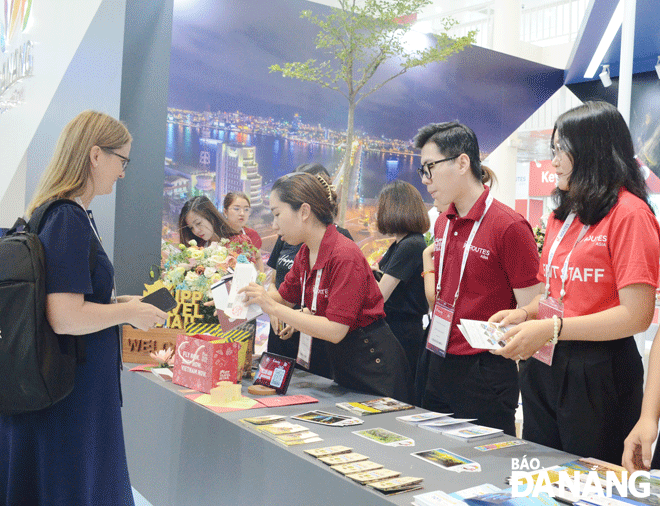 Staff of the Da Nang-based travel companies provide information to tourists at the Routes Asia 2022. Photo: THU HA