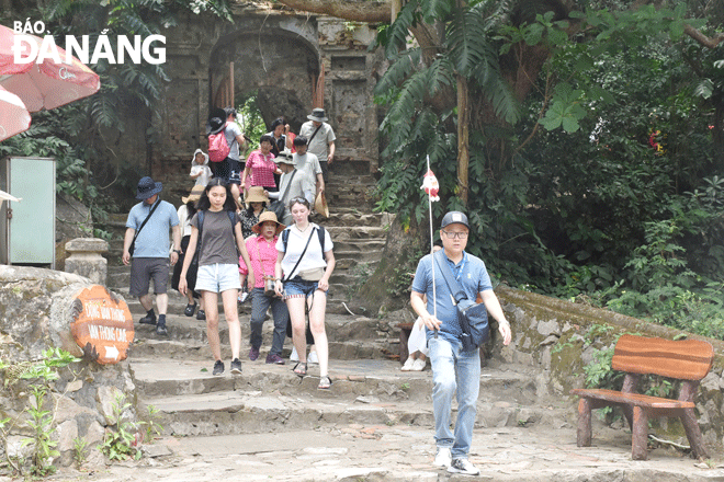 Enterprises are also very interested in training to improve the skills of their human resources. A tour guide take visitors to the Marble Mountains special national scenic spot. Photo: T.H