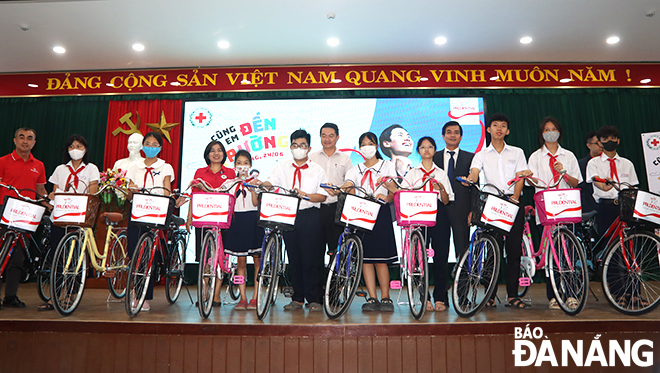 The programme’s organisers donate bicycles to poor yet studious pupils in Thanh Khe District, June 2, 2023. Photo: X.D