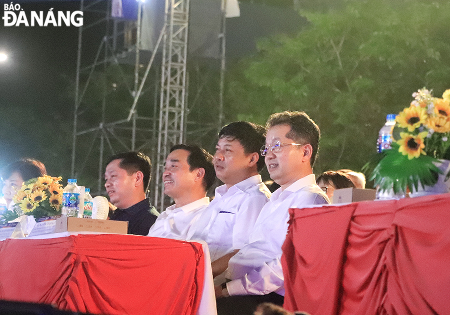 In attendance at the fireworks show were Da Nang Party Committee Secretary Nguyen Van Quang, Deputy Secretary cum People's Council Chairman Luong Nguyen Minh Triet, Deputy Secretary cum People's Committee Chairman Le Trung Chinh.