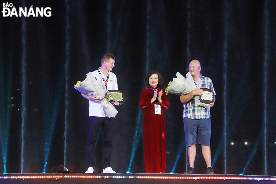 Vice Chairwoman of the Da Nang People's Committee Ngo Thi Kim Yen (middle) presented souvenirs to the two participating teams.