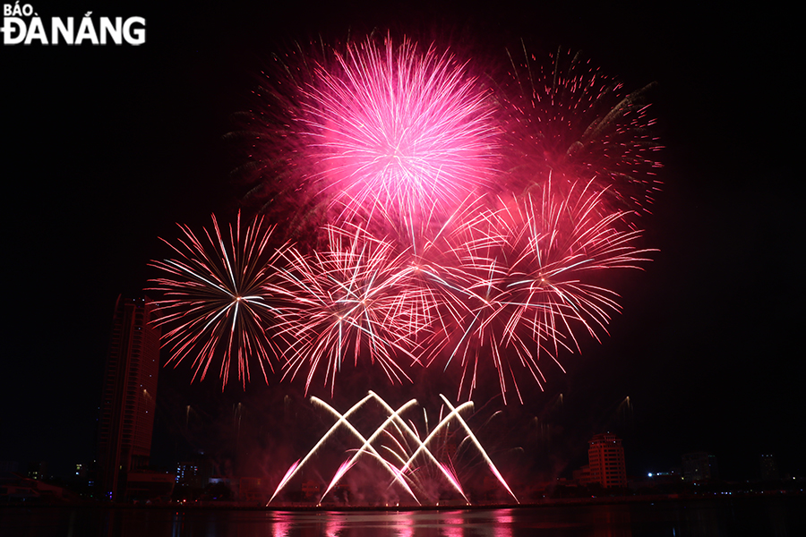 Fireworks are set off in a slow fashion, in harmony with soft music attractive to viewers.