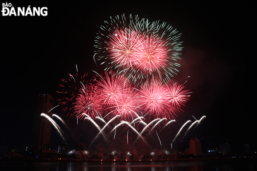 Colorful flowers bloom in the Da Nang sky.