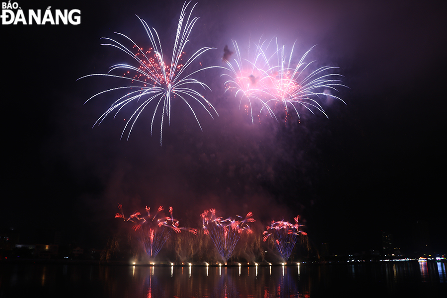 The fireworks team from the UK told the audience in Da Nang a story with fireworks called 'Light up the world'.