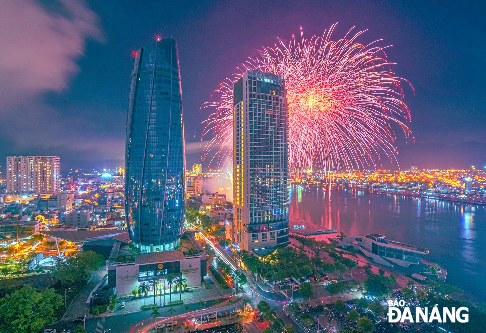 Những màn pháo hoa trong đêm diễn ra trong đêm cuối của vòng loại (DIFF 2023) khiến Đà Nẵng bừng sáng  Ảnh: HUỲNH VĂN TRUYỀN.