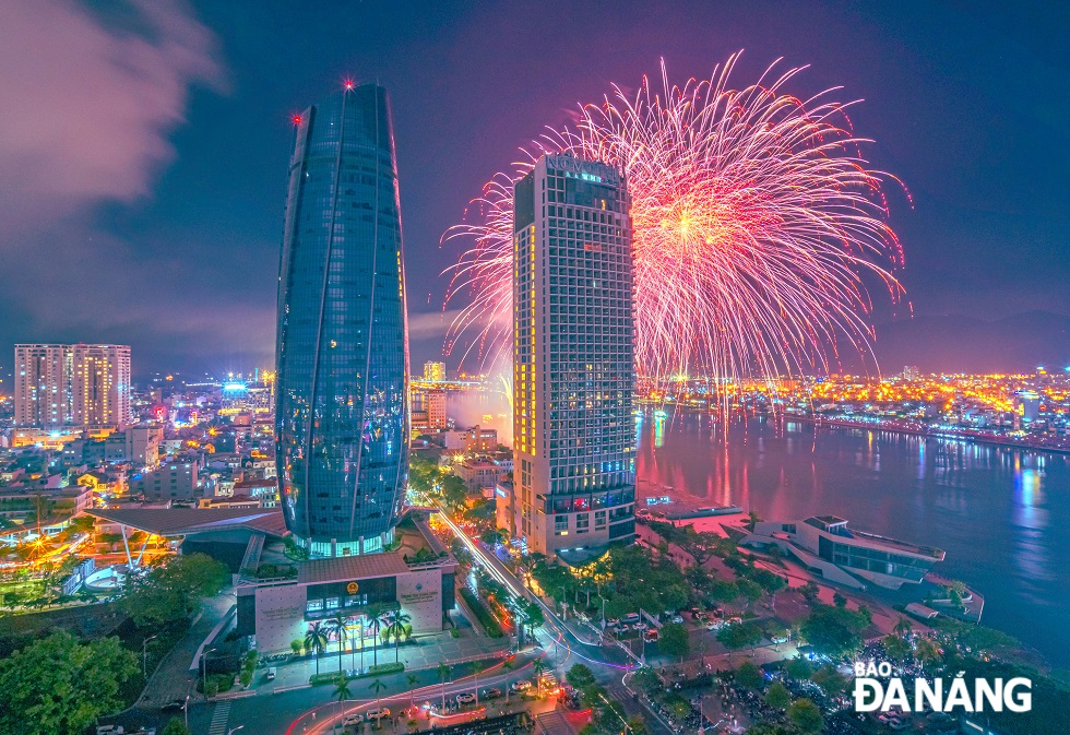 The fireworks displays on Saturday night made a corner of Da Nang's sky look brighter. Photo: HUYNH VAN TRUYEN.