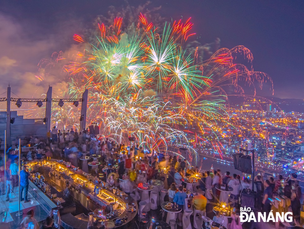 Visitors are overwhelmed by the high-class fireworks displays from participating teams in the Da Nang International Fireworks Festival (DIFF 2023) themed 