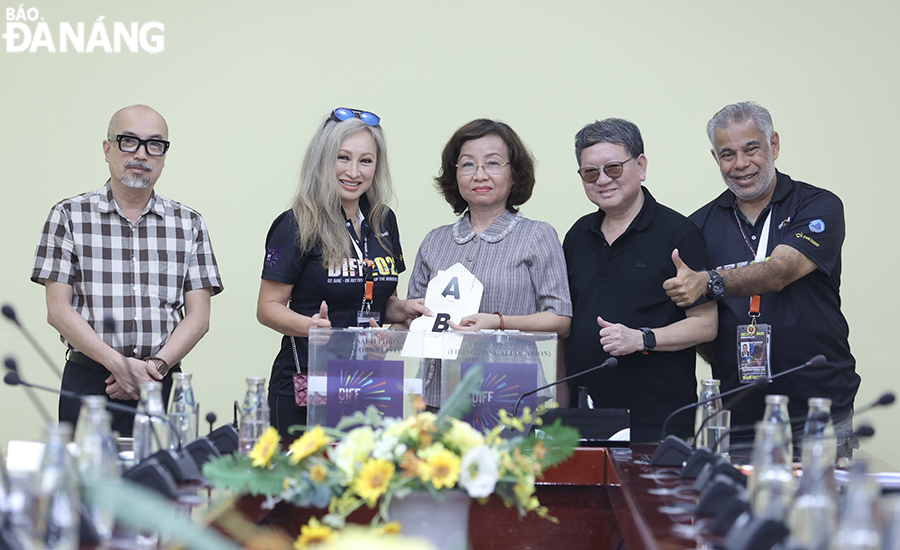 Vice Chairwoman of the Da Nang People's Committee Ngo Thi Kim Yen (middle) representing the jury to draw the competition order of the two teams in the grand finale.