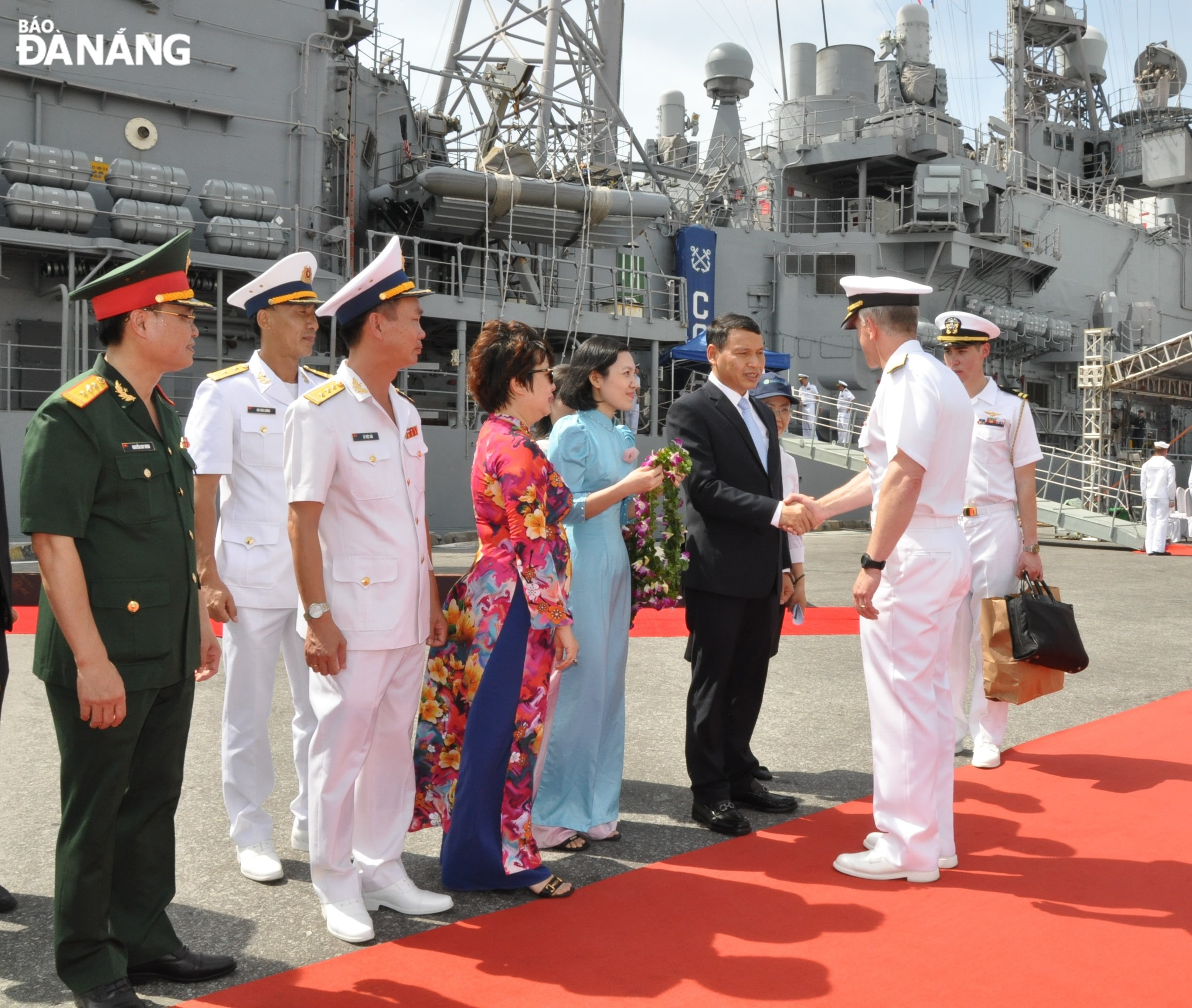 Municipal People's Committee Vice Chairman Ho Ky Minh presided over an official welcome for the US Navy ships