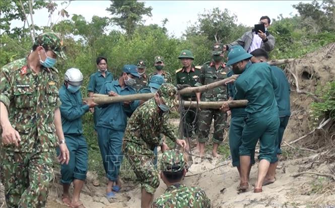 Bộ Chỉ huy Quân sự tỉnh Phú Yên chuẩn bị cho kích nổ một quả bom phát hiện tại huyện Sông Hinh vào tháng 3/2022. Ảnh minh họa: TTXVN phát