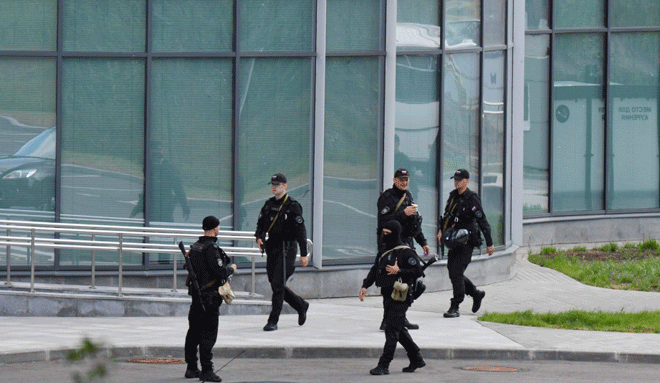 Cảnh sát Nga tuần tra bên ngoài tòa nhà Tập đoàn quân sự tư nhân PMC Wagner ở Saint Petersburg ngày 24-6. Ảnh: AFP	