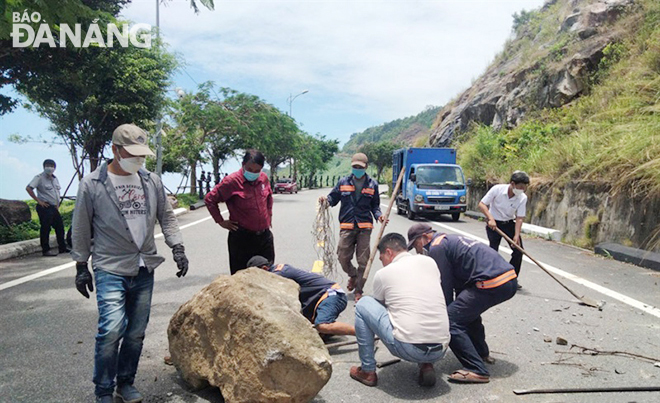 Lực lượng chức năng trong một lần khắc phục đá rới trên đường lên đỉnh Sơn Trà. Ảnh: PHƯƠNG UYÊN 