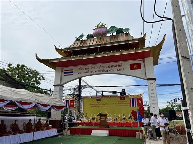 Vietnam welcome gate in Nong Khai province (Photo: VNA)