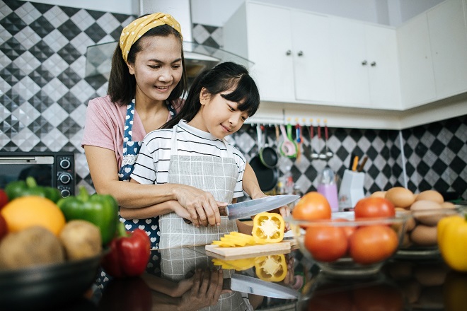 Luôn nên ghi nhận mỗi lần con có trách nhiệm, giúp đỡ cha mẹ công việc nhà.