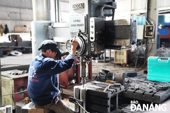 The science and technology market plays a key role in promoting innovation activities and improving the competitiveness of enterprises. IN THE PHOTO: Production activities are observed at the Ban Son Mechanical and Construction One Member Co., Ltd. Photo: T.T