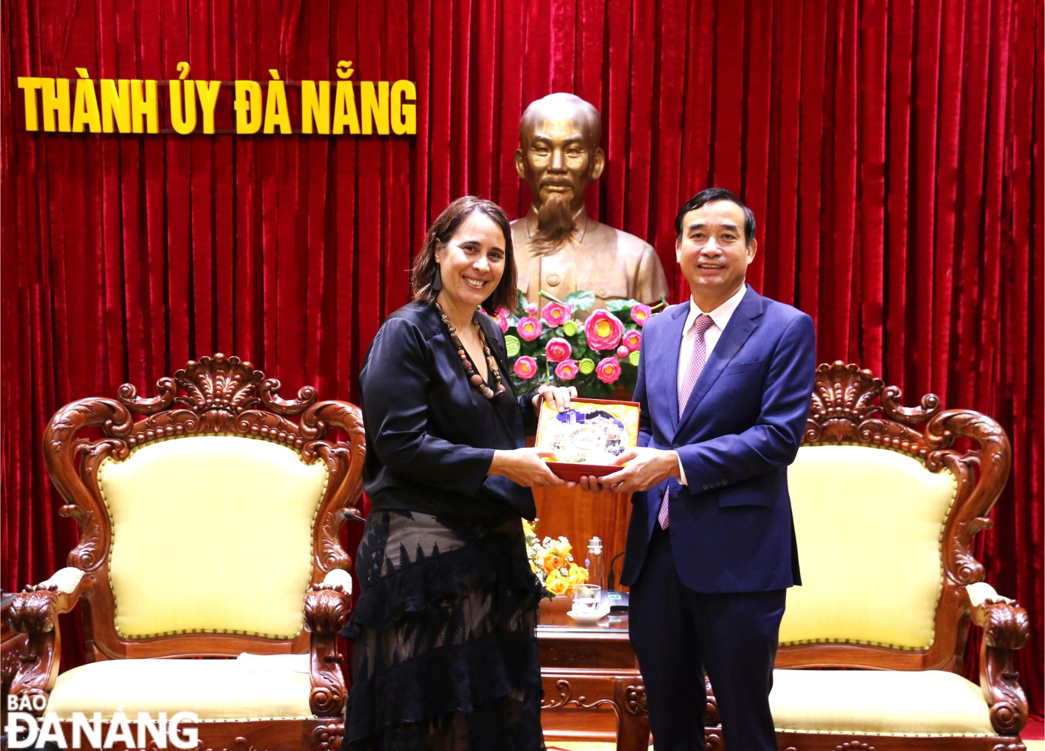 Chairman Le Trung Chinh (right) presenting a souvenir to New Zealand’s Ambassador to Vietnam Tredene Dobson during her visit to the city. Photo: T.PHUONG