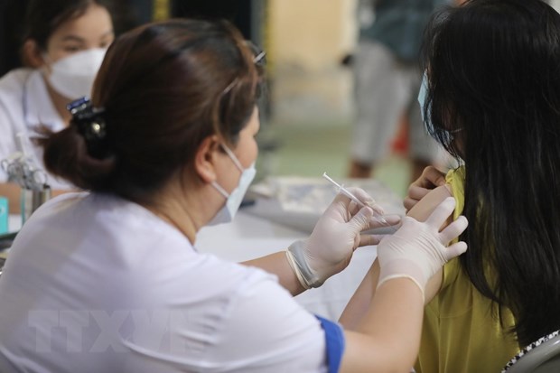 Nhân viên y tế tiêm vaccine cho người dân. (Ảnh: Minh Quyết/TTXVN)