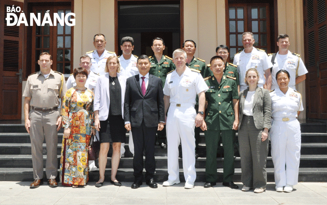 Vice Chairman of the municipal People's Committee Ho Ky Minh (first row, fourth left) takes a souvenir photo with the commander of the US Navy ship group. Photo: LE HUNG