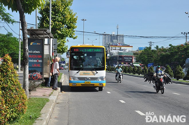 Hành khách đi xe buýt trợ giá của thành phố. Ảnh: G.M