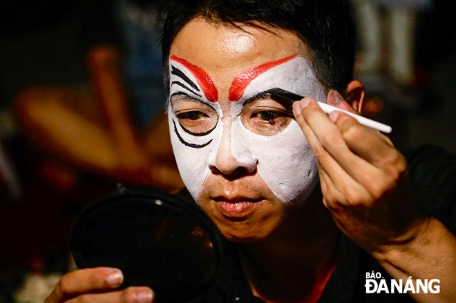 An actor making up his face in order to prepare for the 'Tuong Street' programme