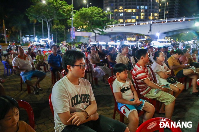 Tuong street performances attract a large number of young people 