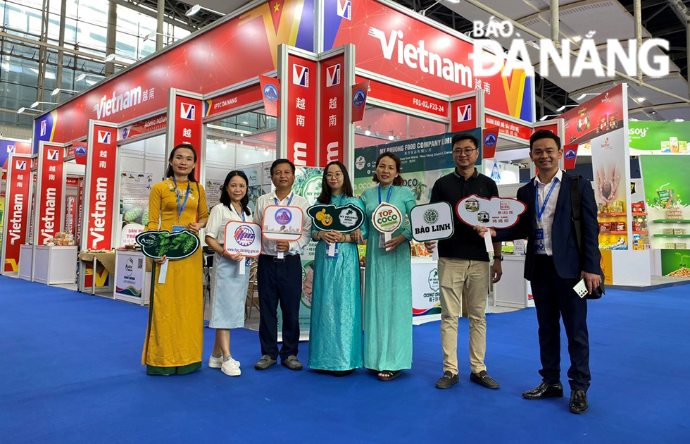 A delegation of Da Nang businesses visiting the Viet Nam Pavilion at the 18th China International Small and Medium Enterprises Fair (CISMEF). Photo: The Da Nang Centre for Industrial Promotion and Trade Promotion.